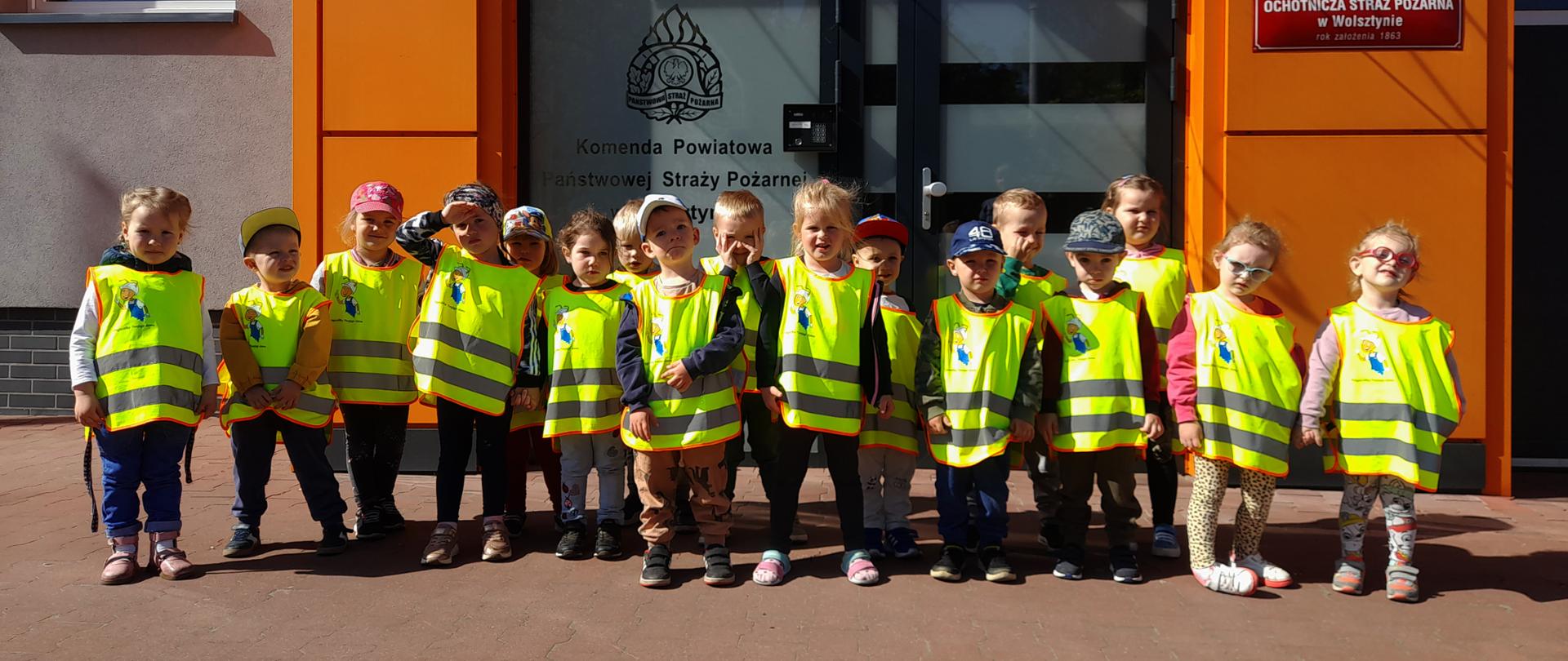 Pamiątkowe zdjęcie na zakończenie wycieczki po Wolsztyńskiej komendzie. Na pierwszym planie 17dzieci . W tle budynek JRG Wolsztyn.