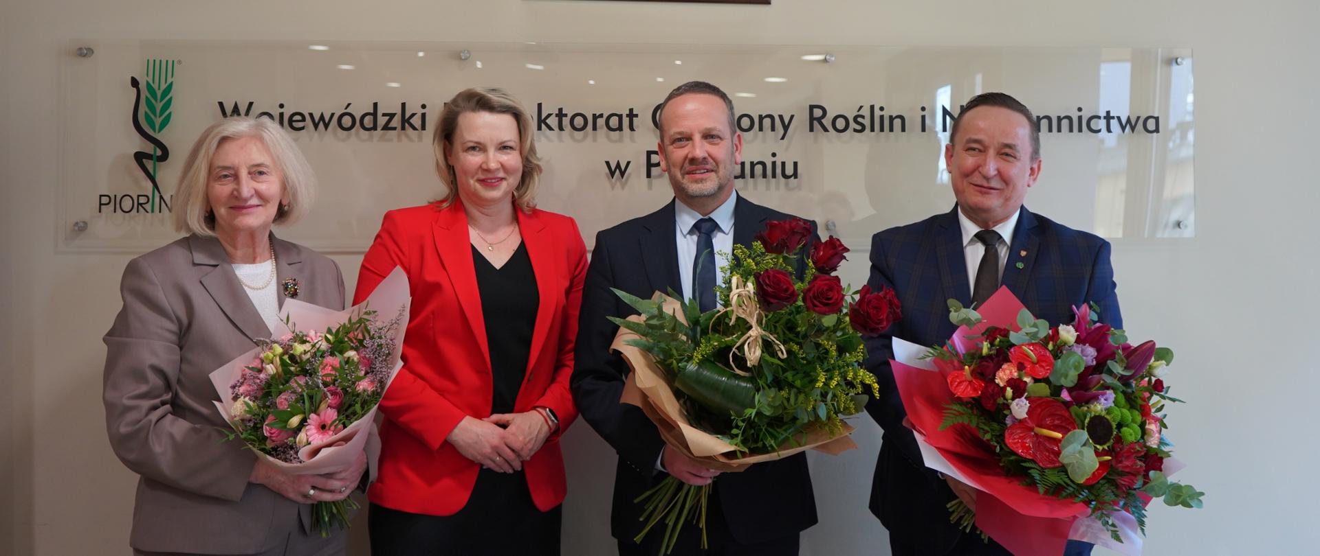 Wspólne zdjęcie. Od strony prawej: Zofia Szalczyk - Doradca Wicewojewody, Agnieszka Sip - Zastępca Wojewódzkiego Inspektora, Radosław Grychowski - Wojewódzki Inspektor oraz Jarosław Maciejewski - Wicewojewoda Wielkopolski