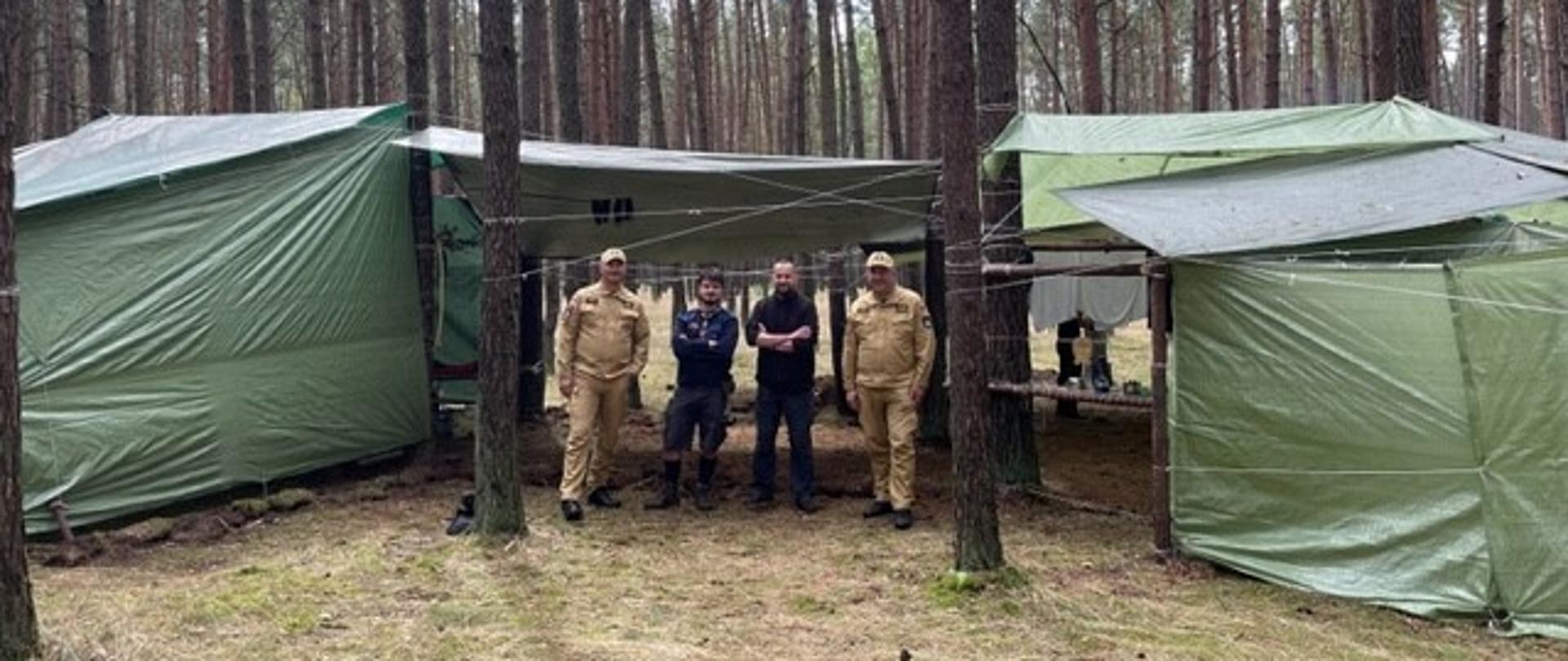 Komendanci wizytują obóz