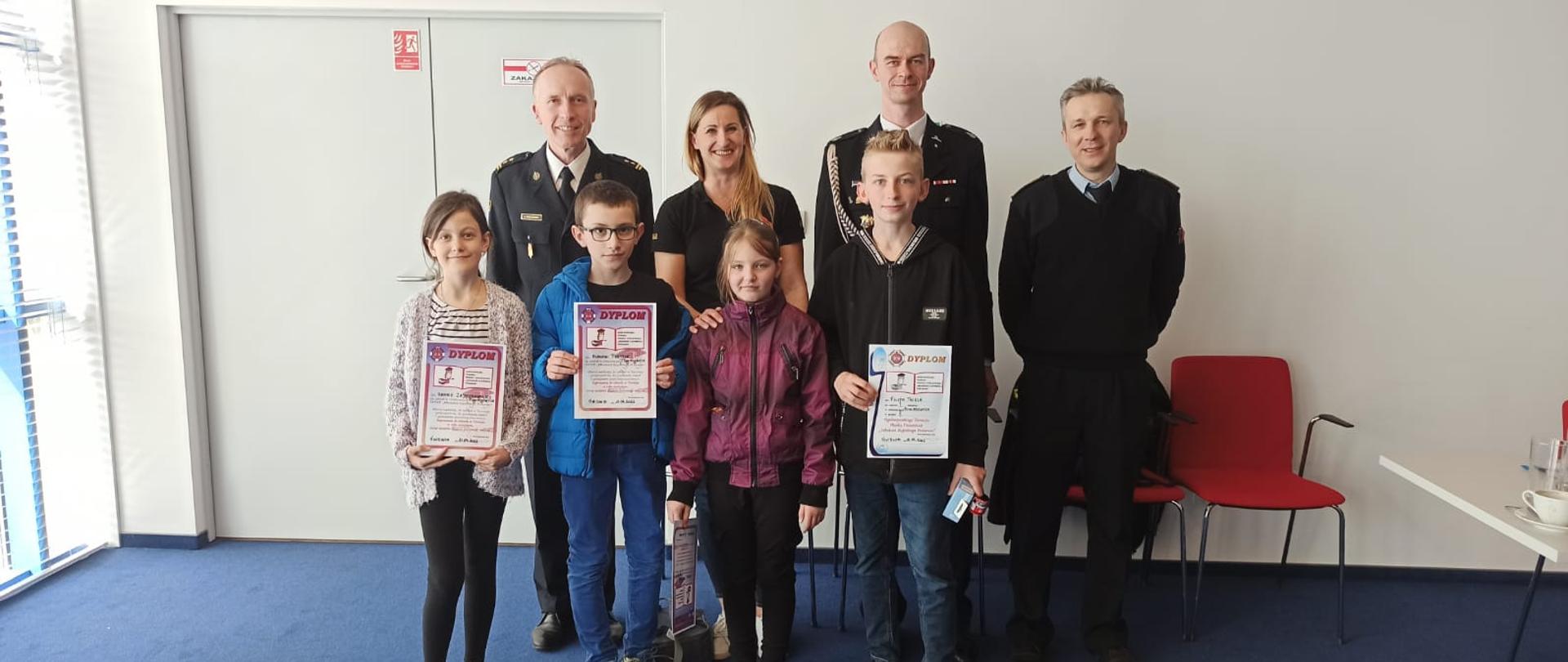 Zdjęcie przedstawia wręczenie dyplomów podczas Eliminacje powiatowe do XVL Ogólnopolskiego Turnieju Wiedzy Pożarniczej