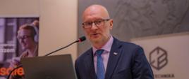 Główny Geodeta Kraju Andrzej Żylis podczas IV Seminarium Naukowo-Technicznym „Realizacja i utrzymanie budowli w warunkach współczesnych zagrożeń”, które odbyło się na Politechnice Bydgoskiej