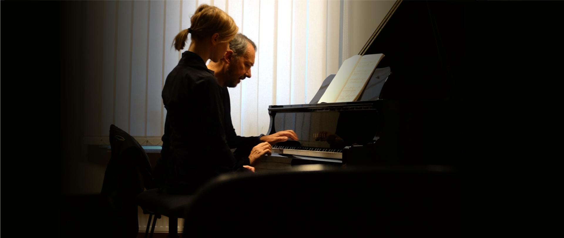 Zdjęcia przedstawiają uczestników warsztatów pianistycznych