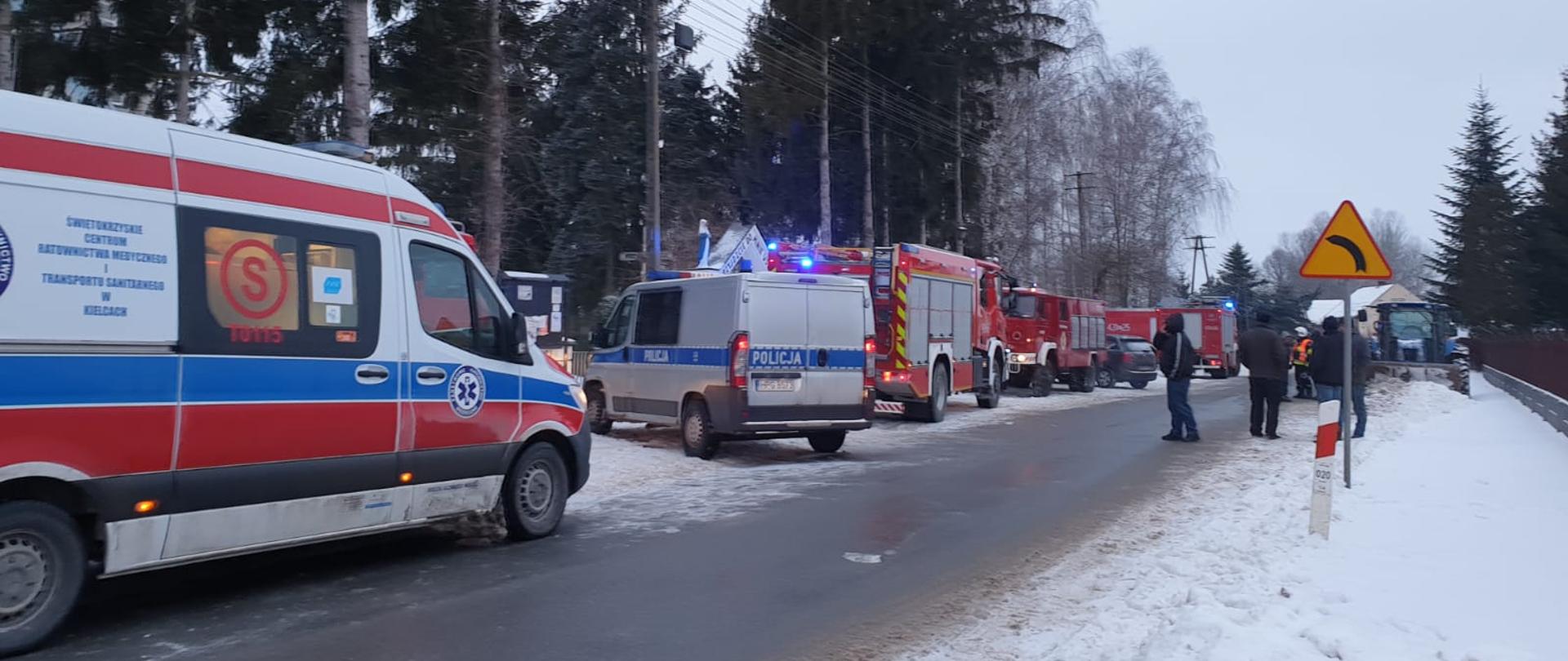 Na zdjęciu pojazdy straży pożarnych oraz zespołu ratownictwa medycznego