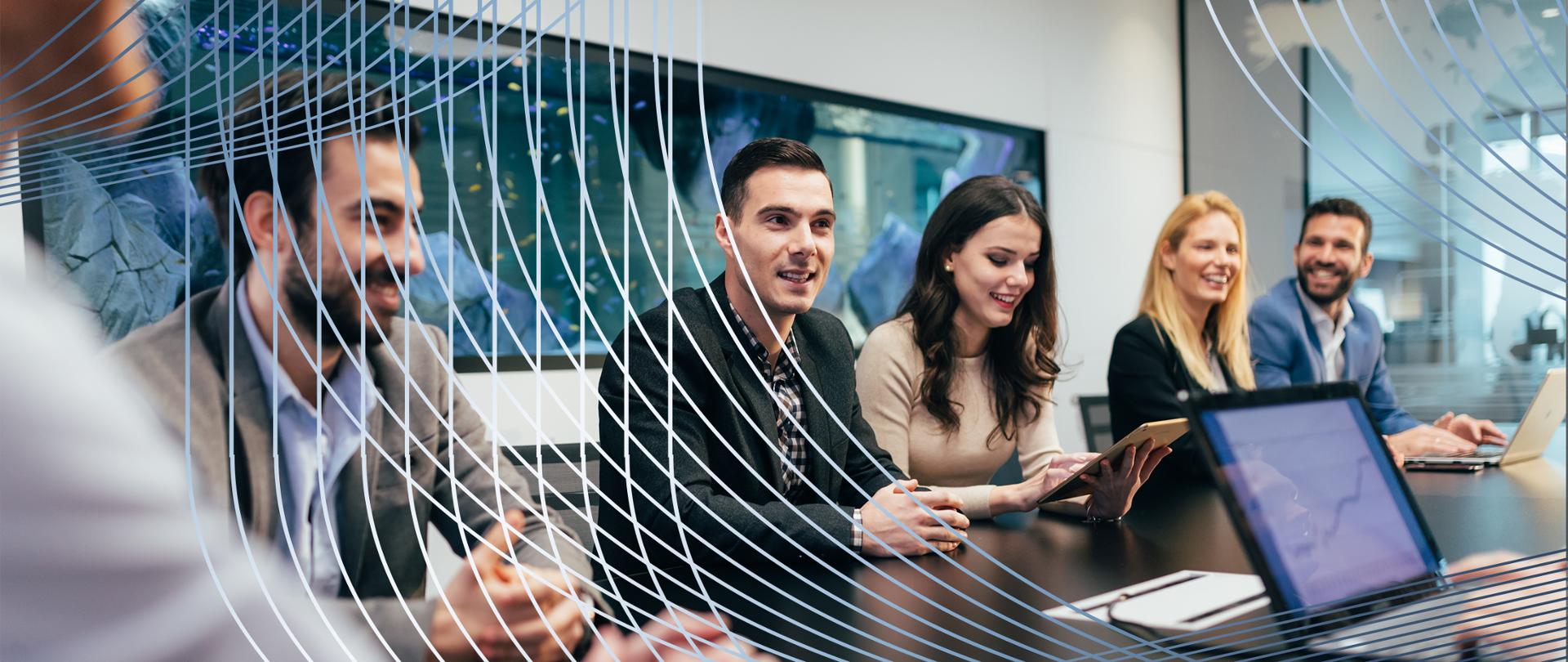 Ludzie siedzą przy stole i rozmawiają.