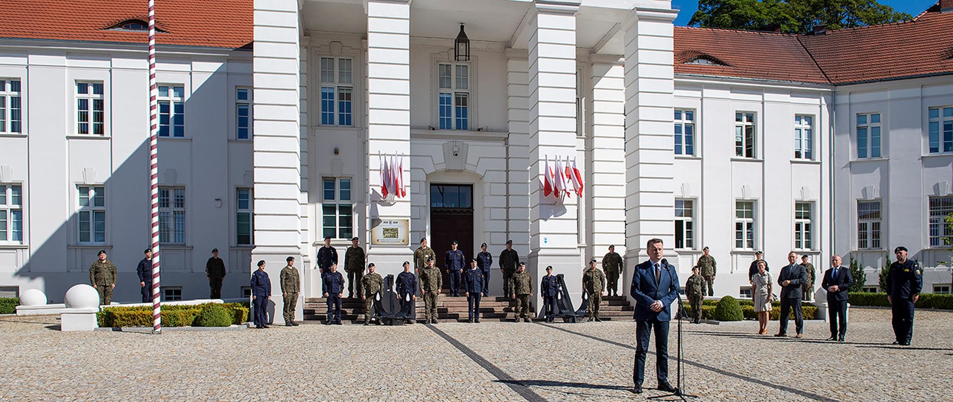 Wizyta ministra Błaszczaka w Gdyni. Spotkanie z dowództwem MW. Odprawa dotycząca organizacji uroczystości na Westerplatte. 