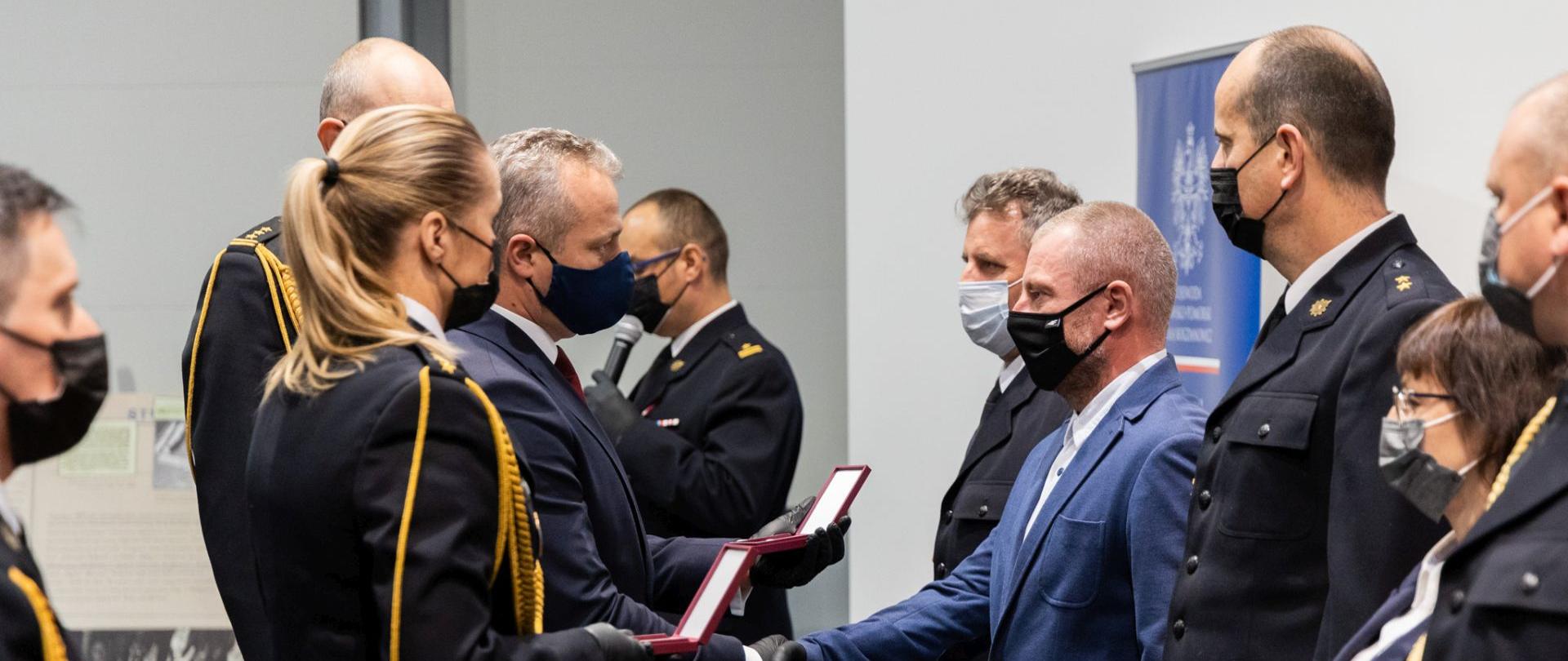Wyróżnienia dla inowrocławskich strażaków i pracowników cywilnych
