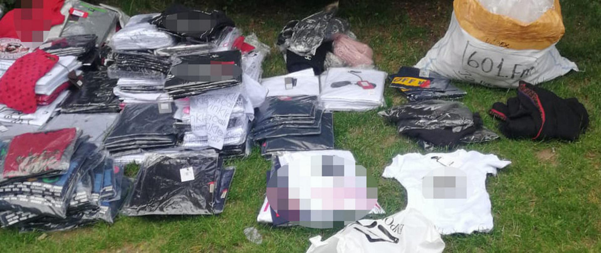 Podrobiona odzież na trawie