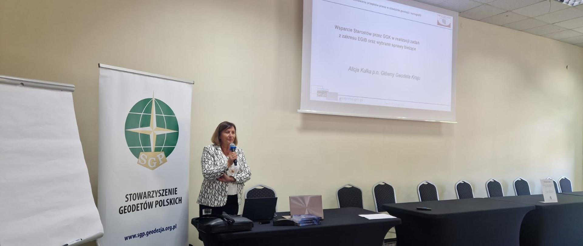 Alicja Kulka, p.o. Główny Geodeta Kraju otwiera seminarium szkoleniowe w Falentach