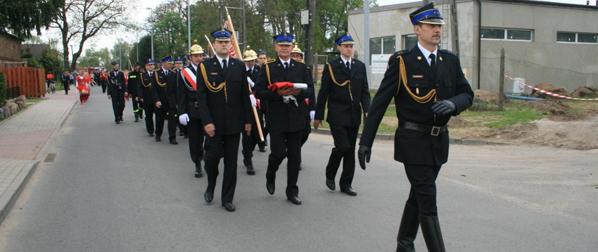 Zdjęcie przedstawia pododdziały w kolumnie marszowej