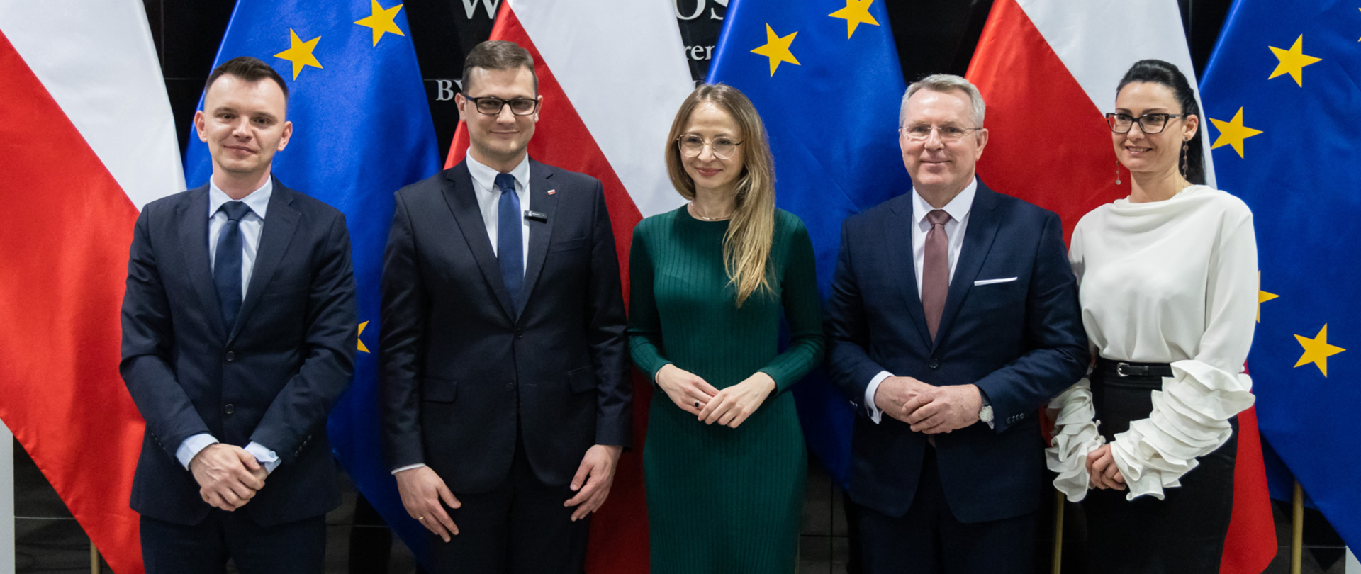 Zdjęcie przedstawia pamiątkową fotografie Minister Rodziny, Pracy i Polityki Społecznej Agnieszkę Dziemianowicz-Bąk z Wojewodą Kujawsko-Pomorskim Michałem Sztyblem oraz I Wicewojewodą Piotrem Hemmerlingiem.
