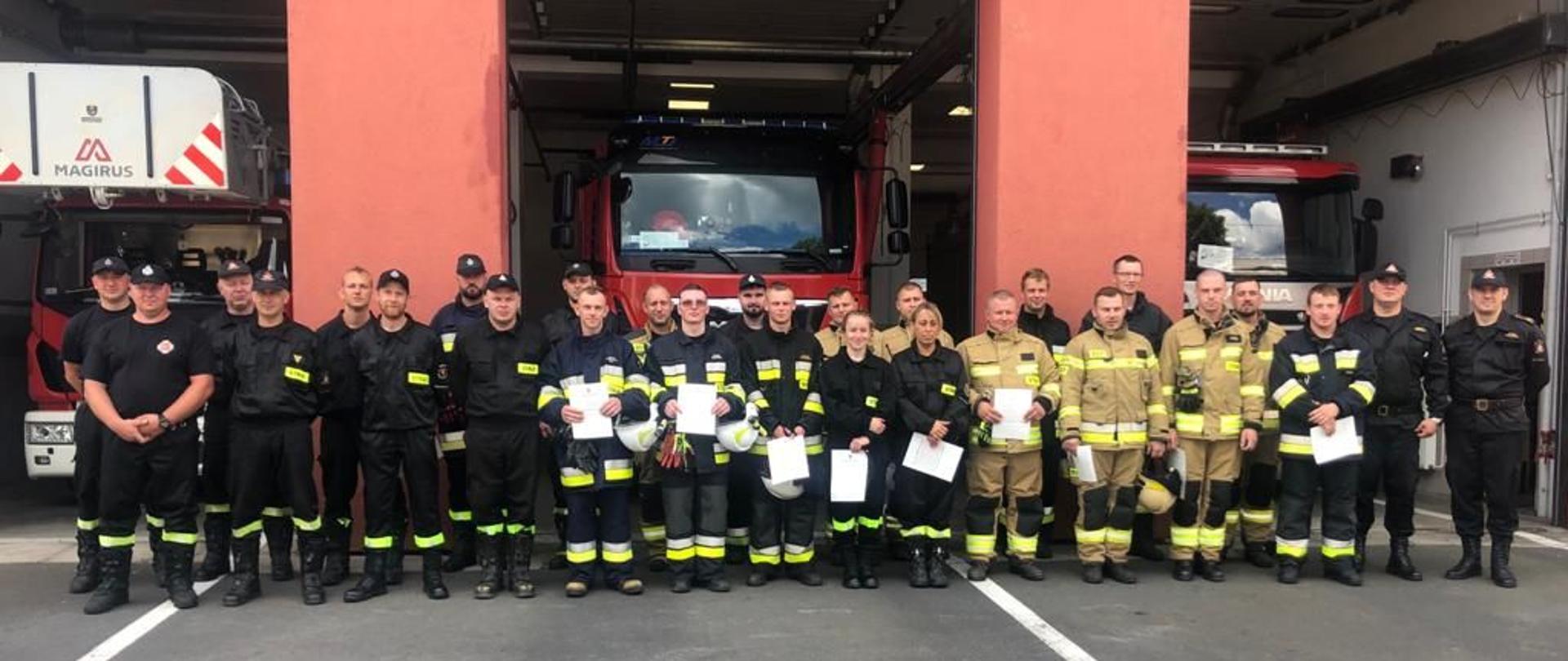 Dzień. Zdjęcie grupowe wszystkich osób biorących udział w szkoleniu.