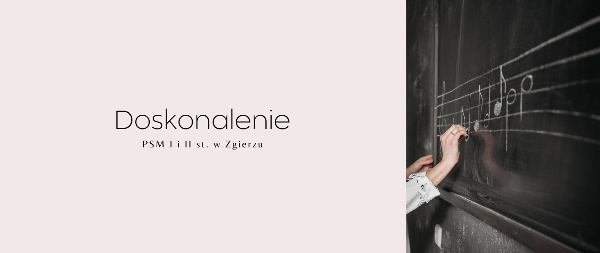 Po lewej stronie, na beżowym tle, czarny napis "Doskonalenie PSM I i II st. w Zgierzu". Po prawej stronie zdjęcie czarnej tablicy, na której ktoś zapisuje nuty na pięciolinii. 