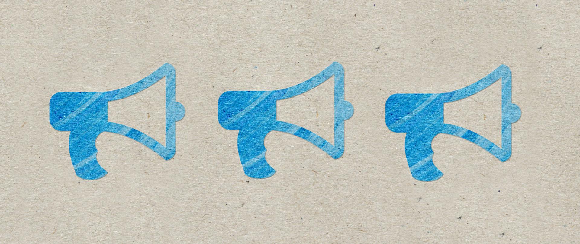 Trzy ikony w kolorze niebieskim przedstawiające megafon.
