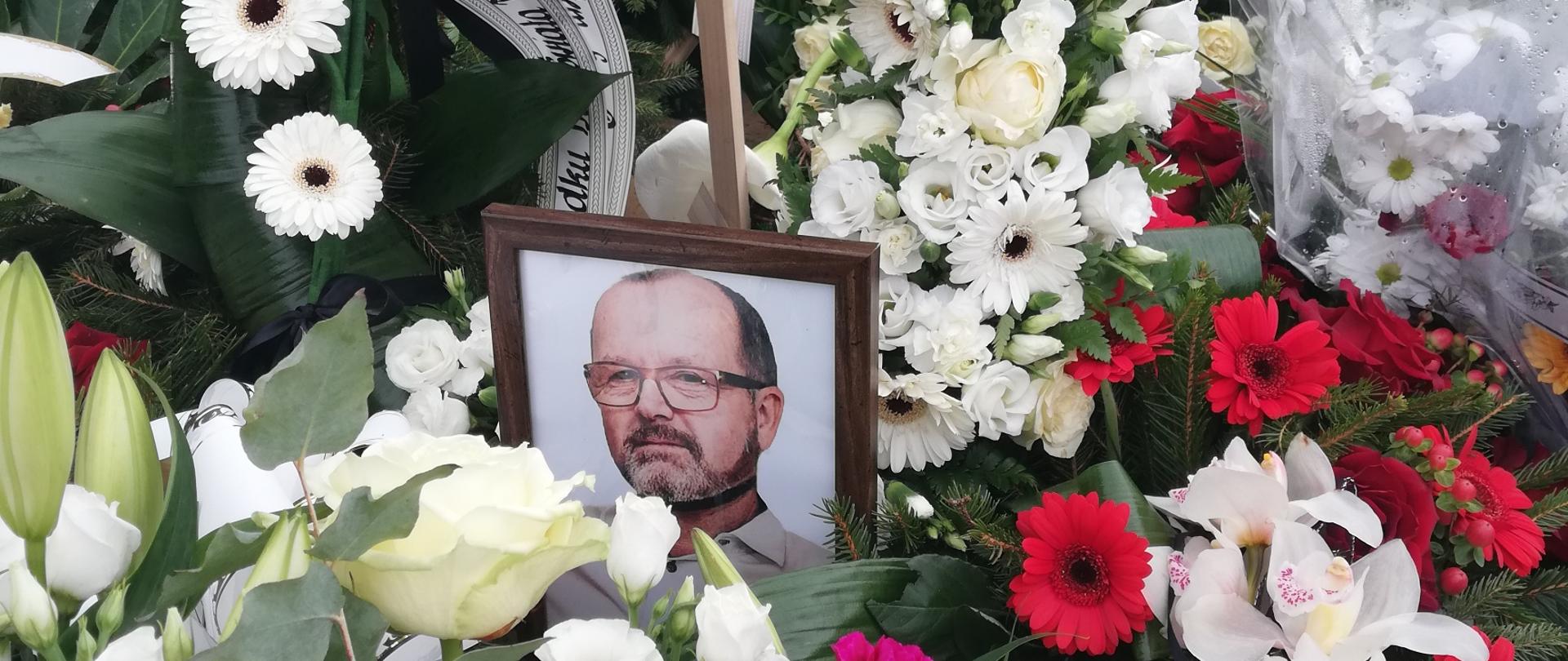 Zdjęcie przedstawia grób druha OSP.