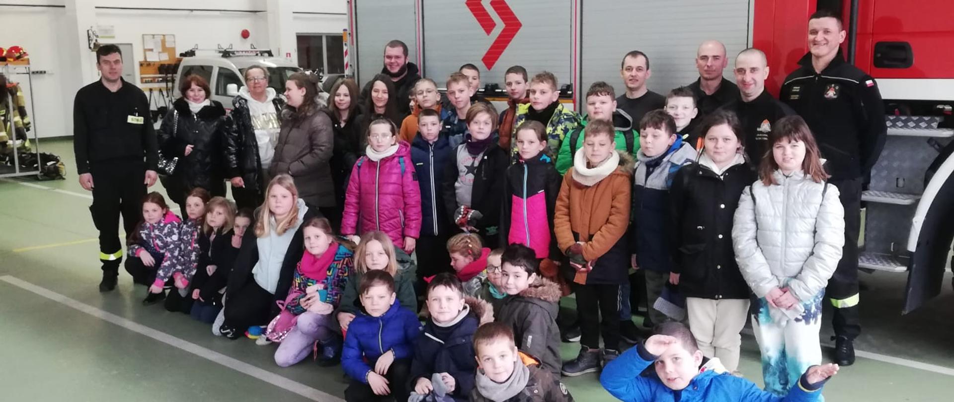 pamiątkowe zdjecie dzieci na tle samochodu pożarniczego