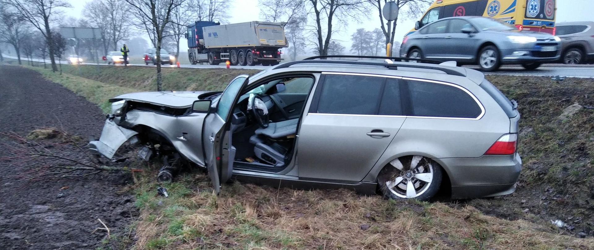 Na zdjęciu widać uszkodzone BMW znajdujące się w przydrożnym rowie.