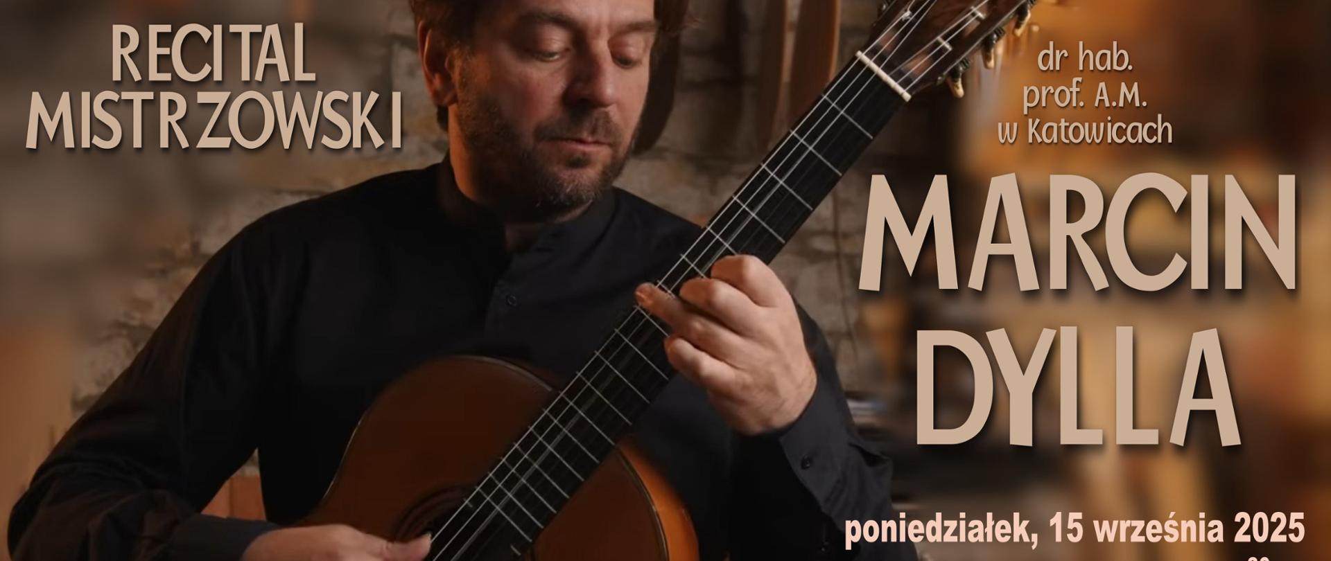 Na plakacie znajduje się zdjęcie mężczyzny grającego na gitarze klasycznej. Ubrany jest w ciemną koszulę, a jego twarz i dłonie są oświetlone ciepłym światłem. Tło jest rozmyte, widać fragmenty drewnianych instrumentów zawieszonych na ścianie.
Po lewej i prawej stronie umieszczono napisy informujące o wydarzeniu:
U góry po lewej: „Państwowa Szkoła Muzyczna I stopnia nr 2 w Kędzierzynie-Koźlu zaprasza na”.
Dużymi literami pośrodku: „RECITAL MISTRZOWSKI”.
Po prawej stronie: „dr hab. prof. A.M. w Katowicach Marcin Dylla” – imię i nazwisko artysty zapisane jest największą czcionką.
Na dole: „poniedziałek, 15 września 2025, godz. 18:30, Sala koncertowa PSM nr 2 w Kędzierzynie-Koźlu, ul. M. Skłodowskiej-Curie 9”.
Kolorystyka plakatu jest utrzymana w ciepłych, brązowo-beżowych tonach, co nadaje mu elegancki i klasyczny charakter.