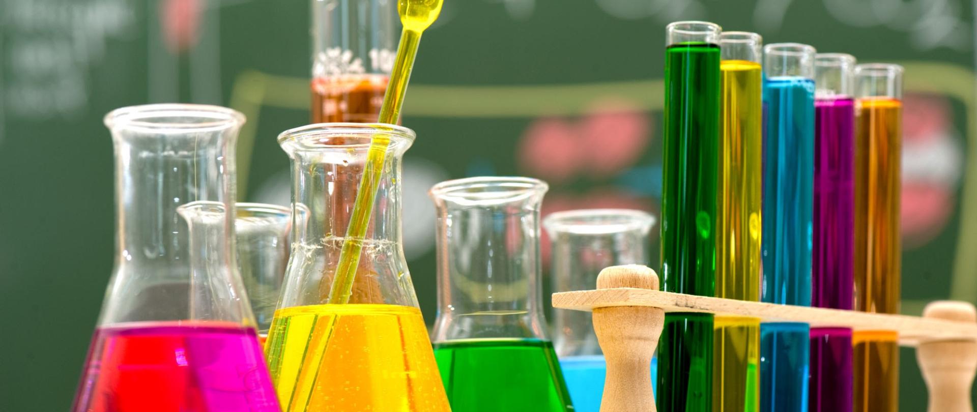 fiolki z odczynnikami chemicznymi 