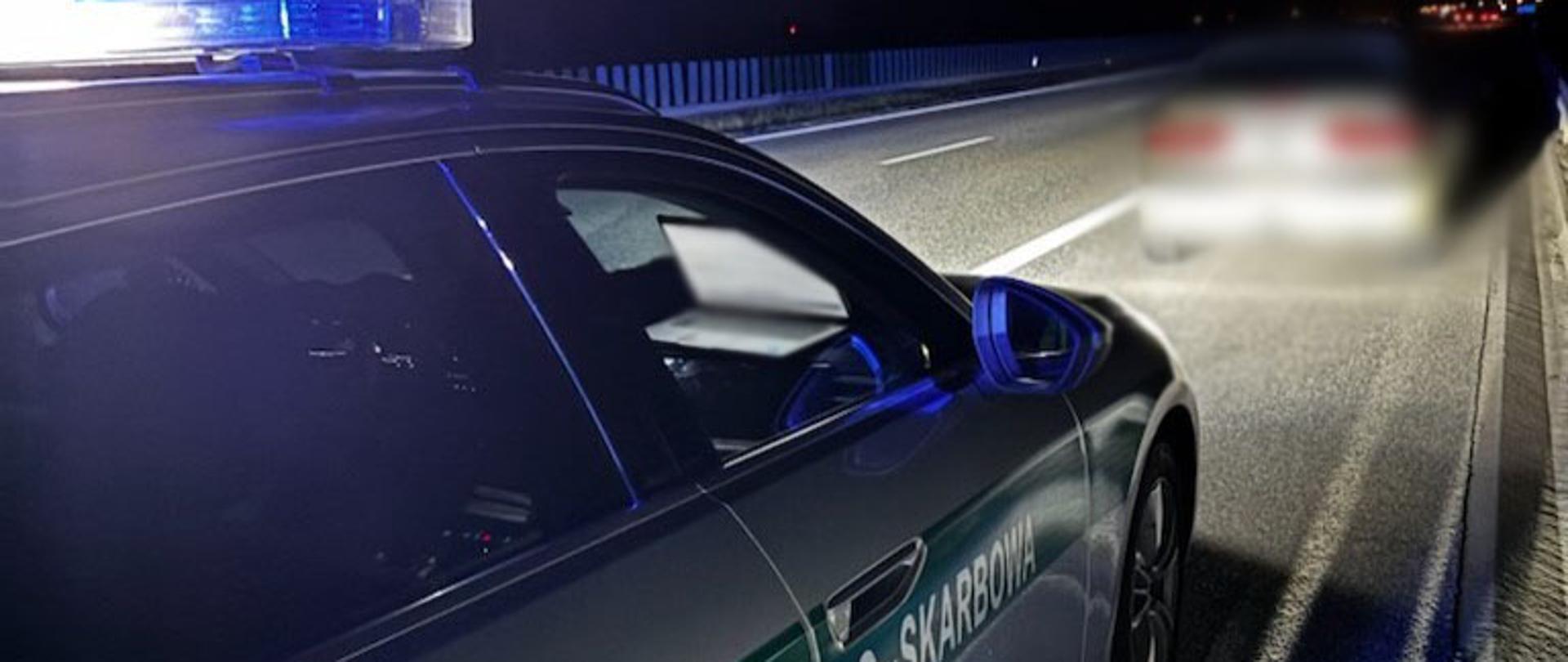 Radiowóz SCS na autostradzie. Przed nim stoi zatrzymany samochód.