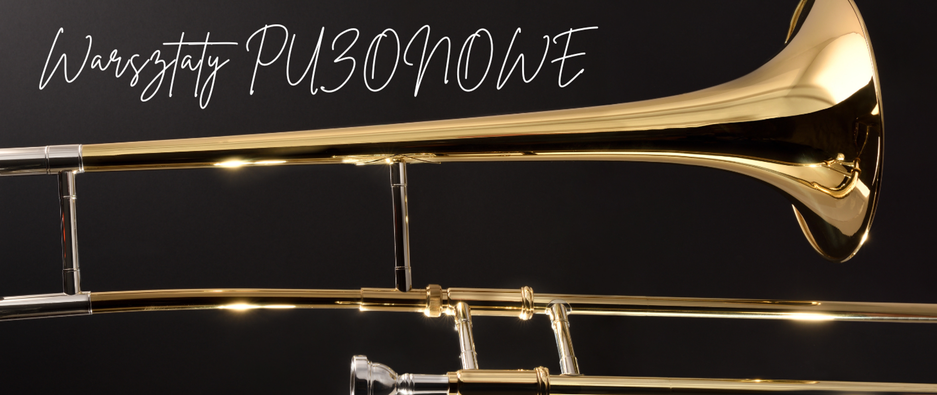 Na zdjęciu widać puzon — instrument dęty blaszany o złotym, błyszczącym kolorze, ustawiony na tle w odcieniu czerni. W górnej części obrazu znajduje się napis w stylu odręcznym: „Warsztaty PUZONOWE”. Całość ma elegancki i muzyczny charakter.