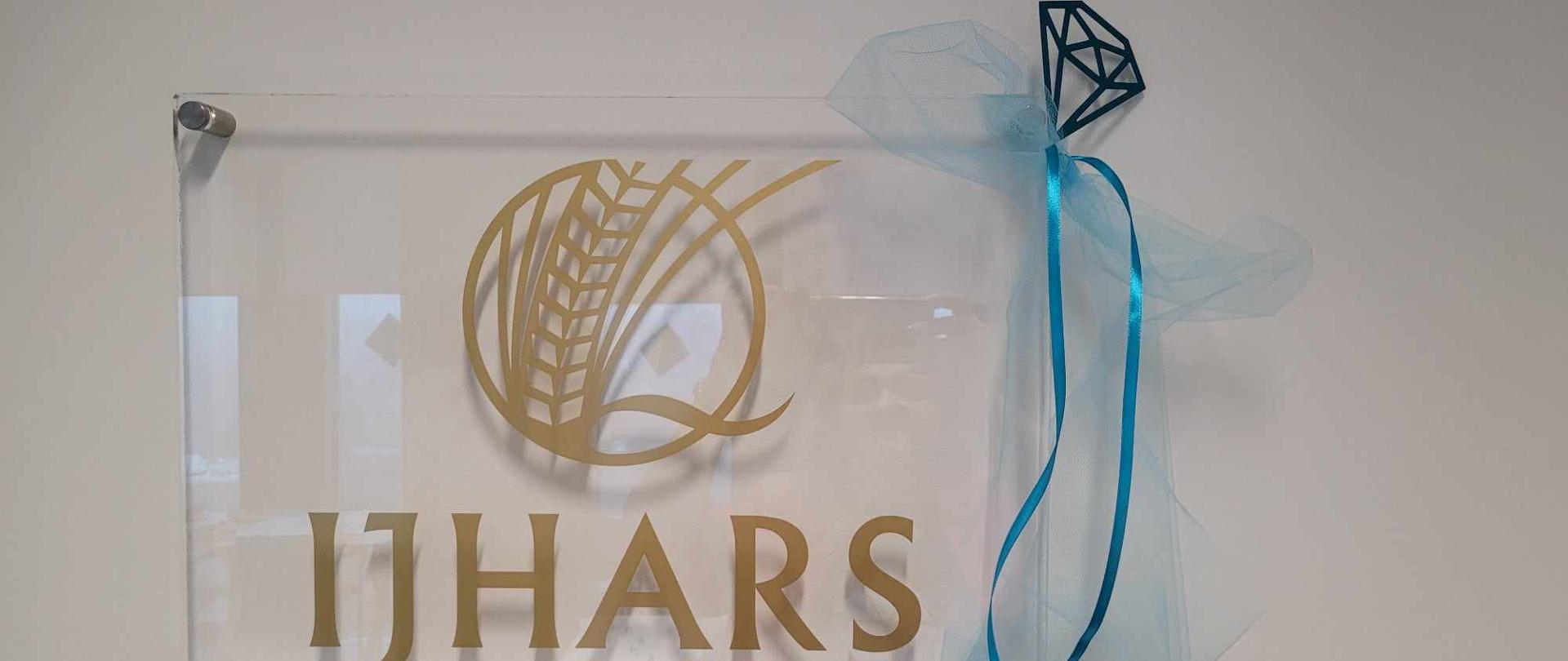 Logo IJHARS z ozdobnym diamentem - symbolem projektu Synergia, w kolorze ewolucyjnego turkusu.