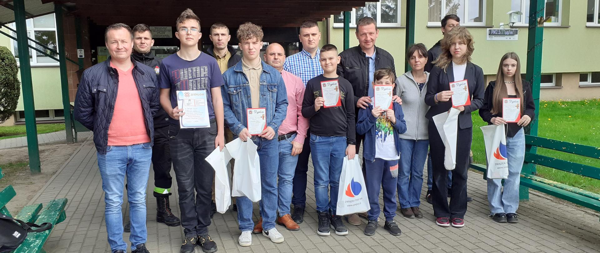 Uczestnicy konkursu oraz ich opiekunowie pozujado zdjecia grupowego