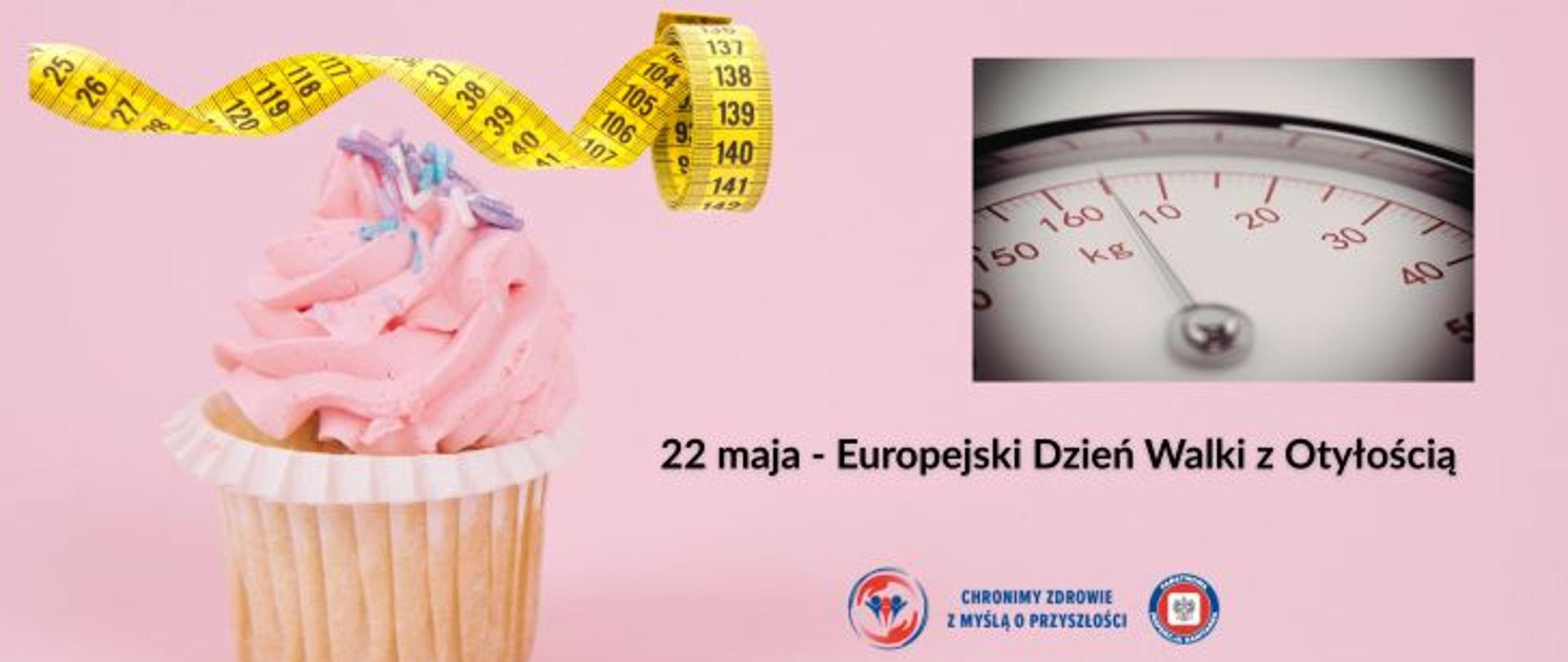 Na różowym tle od lewej u góry żółta z czarnymi cyframi miara krawiecka, poniżej babeczka z różowym kremem. Obok po prawej od góry wyświetlona waga, poniżej ciemny napis 22- maja Europejski Dzień Walki z Otyłością. Poniżej logo Państwowej Inspekcji Sanitarnej wraz z hasłem: Chronimy zdrowie z myślą o przyszłości. 