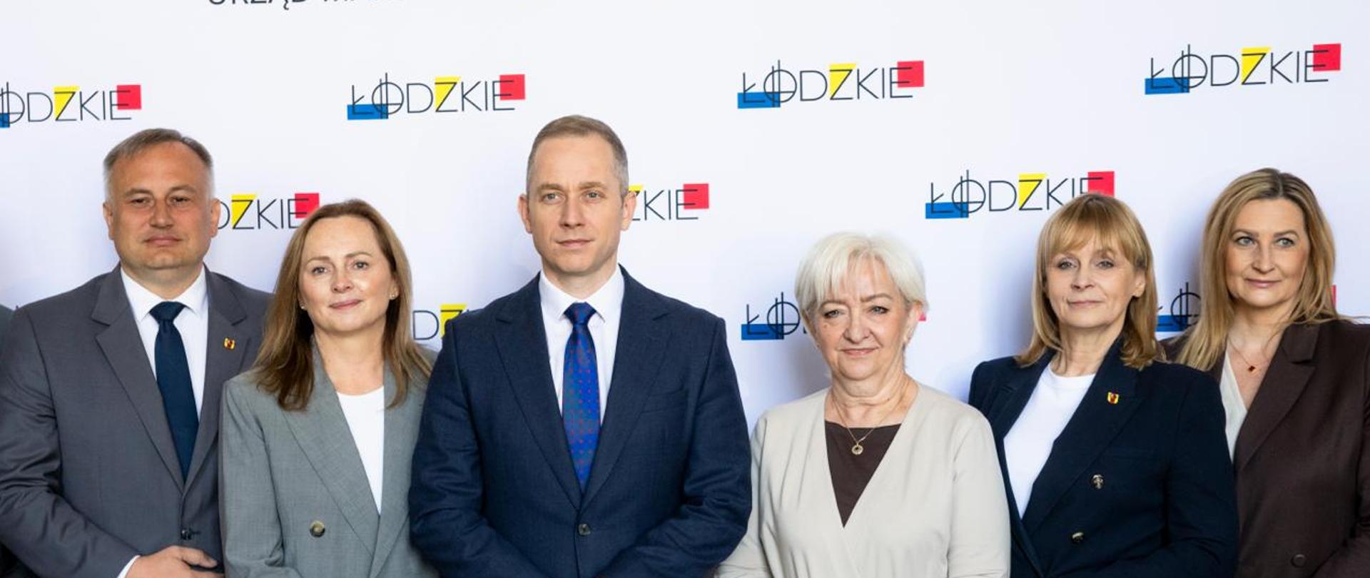 Od lewej: wicemarszałek województwa łódzkiego Piotr Wojtysiak, marszałek województwa łódzkiego Joanna Skrzydlewska, wiceminister obrony narodowej Cezary Tomczyk, wojewoda łódzki Dorota Ryl, przewodnicząca Sejmiku Województwa Łódzkiego Małgorzata Grabarczyk i wiceprzewodnicząca Sejmiku Województwa Łódzkiego Magdalena Spólnicka. 