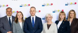 Od lewej: wicemarszałek województwa łódzkiego Piotr Wojtysiak, marszałek województwa łódzkiego Joanna Skrzydlewska, wiceminister obrony narodowej Cezary Tomczyk, wojewoda łódzki Dorota Ryl, przewodnicząca Sejmiku Województwa Łódzkiego Małgorzata Grabarczyk i wiceprzewodnicząca Sejmiku Województwa Łódzkiego Magdalena Spólnicka. 