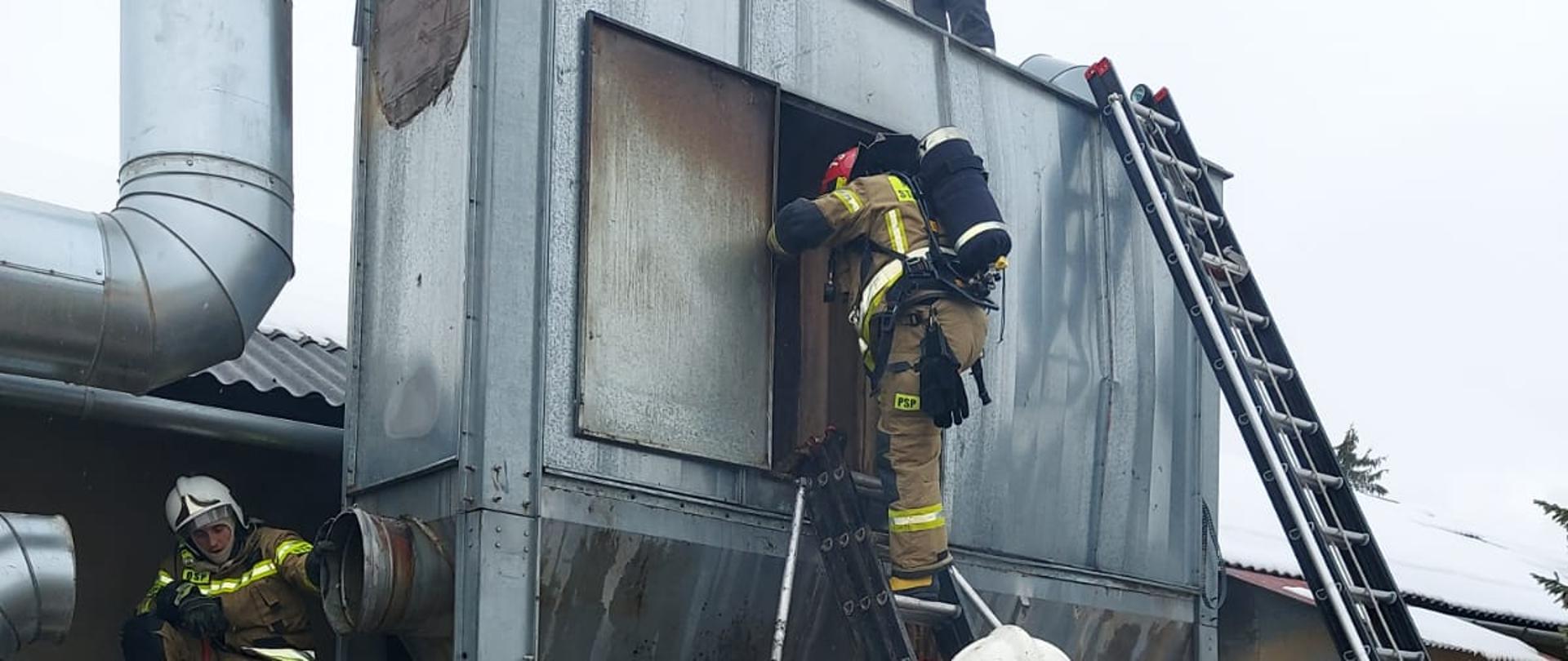 Zdjęcie przedstawia pożar w warsztacie stolarskim w Białce. 