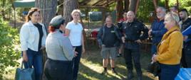 Fotografia przedstawia oficjeli samorządowych wraz z Komendantem Powiatowym PSP w Strzelcach Krajeńskich wizytujących obóz harcerski.