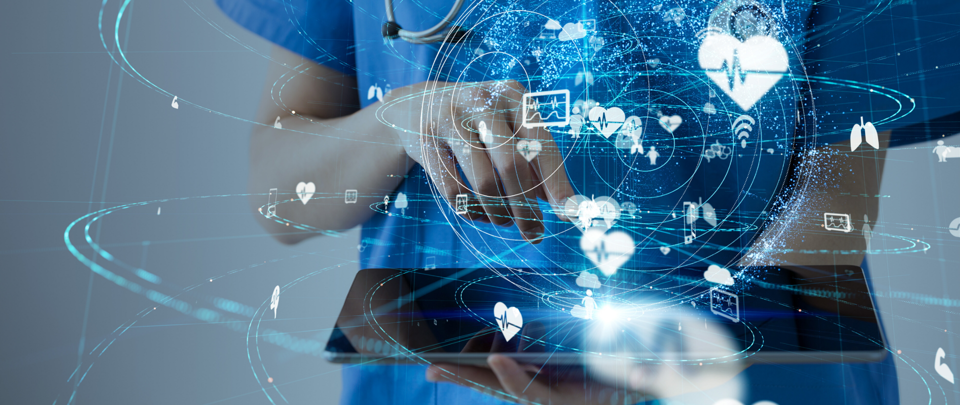 Zdjęcie rąk kobiety trzymającej tablet.