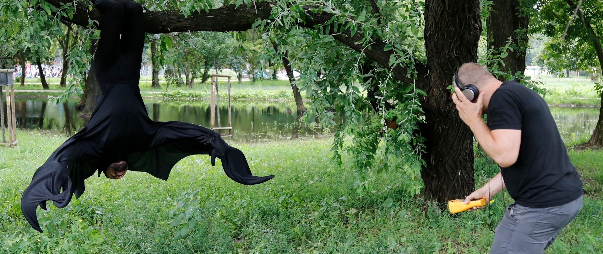 Pracownik Generalnej Dyrekcji Ochrony Środowiska - przyrodnik - Andrzej Langowski nasłuchuje odgłosów nietoperzy 