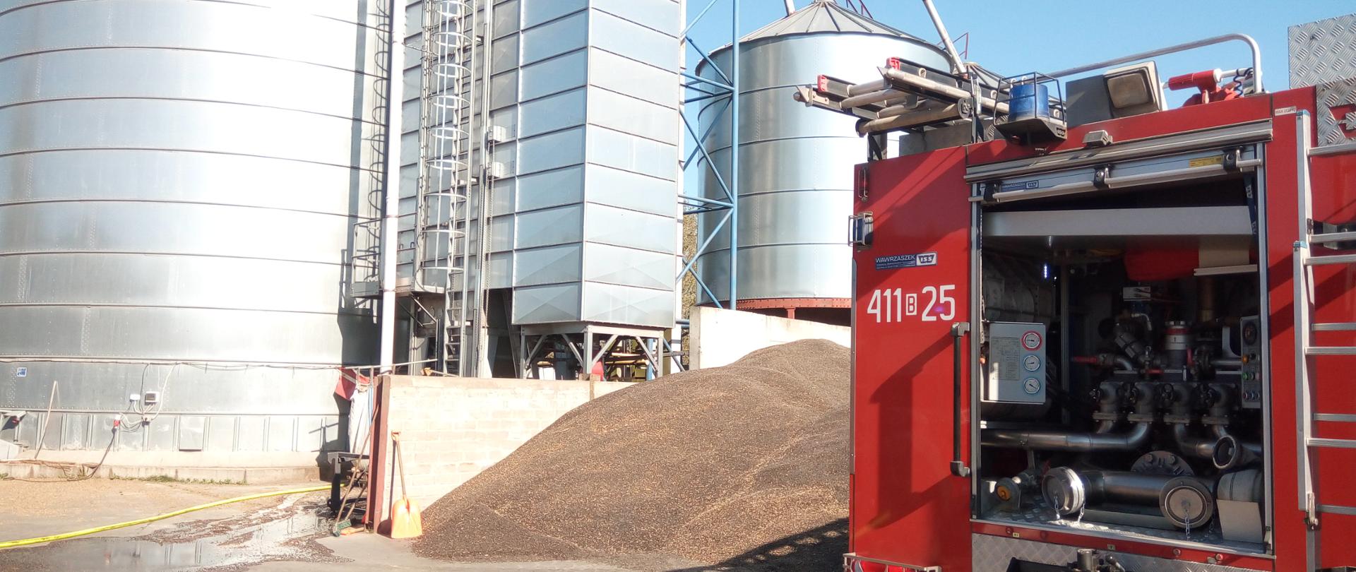 Suszarnia do zboża w Antonowie, w której miał miejsce pożar. Obok silos na zboże oraz samochód ratowniczo-gaśniczy.