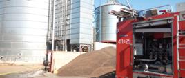 Suszarnia do zboża w Antonowie, w której miał miejsce pożar. Obok silos na zboże oraz samochód ratowniczo-gaśniczy.