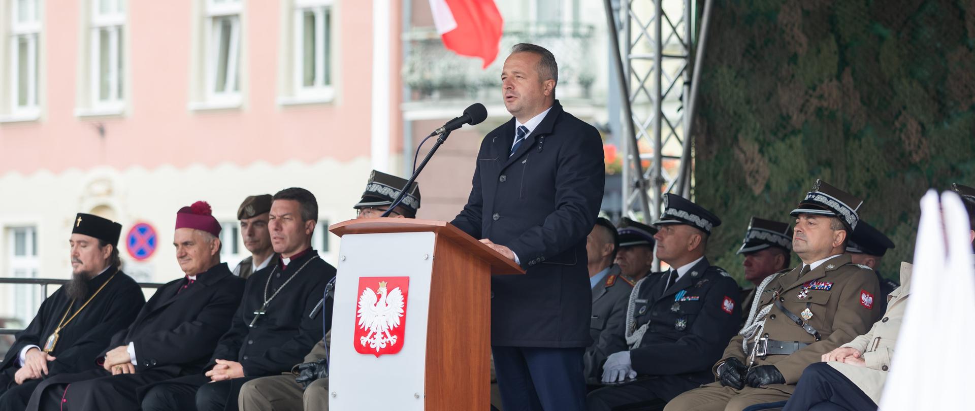 
Tłum ludzi stojący na starym rynku
