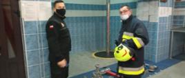 Na zdjęciu widoczni strażacy jedne z PSP egzaminujący i druh OSP egzaminowany podczas egzaminu kończącego szkolenie podstawowe dla członków OSP podczas rozpoznawania sprzętu pożarniczego.