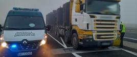 Od lewej: przód oznakowanego furgonu mazowieckiej Inspekcji Transportu Drogowego i stojący na wagach przenośnych przeładowany zespół pojazdów ciężarowych z betonowymi szambami.