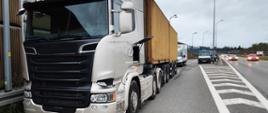 Wieloosiowy zestaw ciężarowy o nieprawidłowej konfiguracji, był przeładowany o prawie 15 ton
