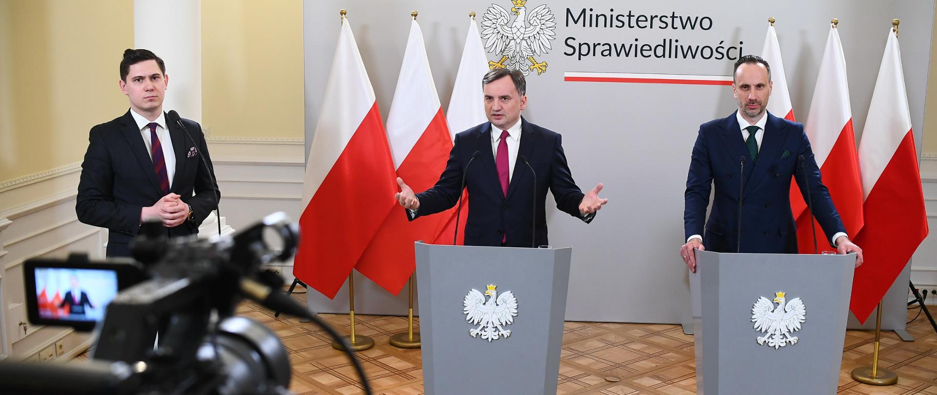 Konferencja prasowa z udziałem Ministra Sprawiedliwości Prokuratora Generalnego Zbigniewa Ziobro oraz wiceministra Rolnictwa i Rozwoju Wsi Janusza Kowalskiego.