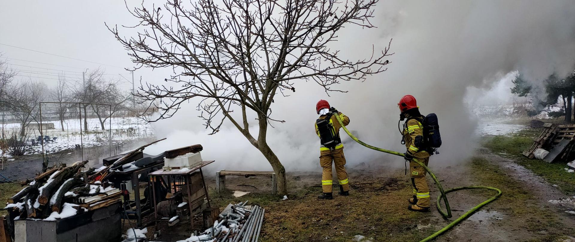 Strażacy gaszą pożar.