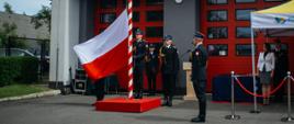 Poczet flagowy wciąga flagę na maszt