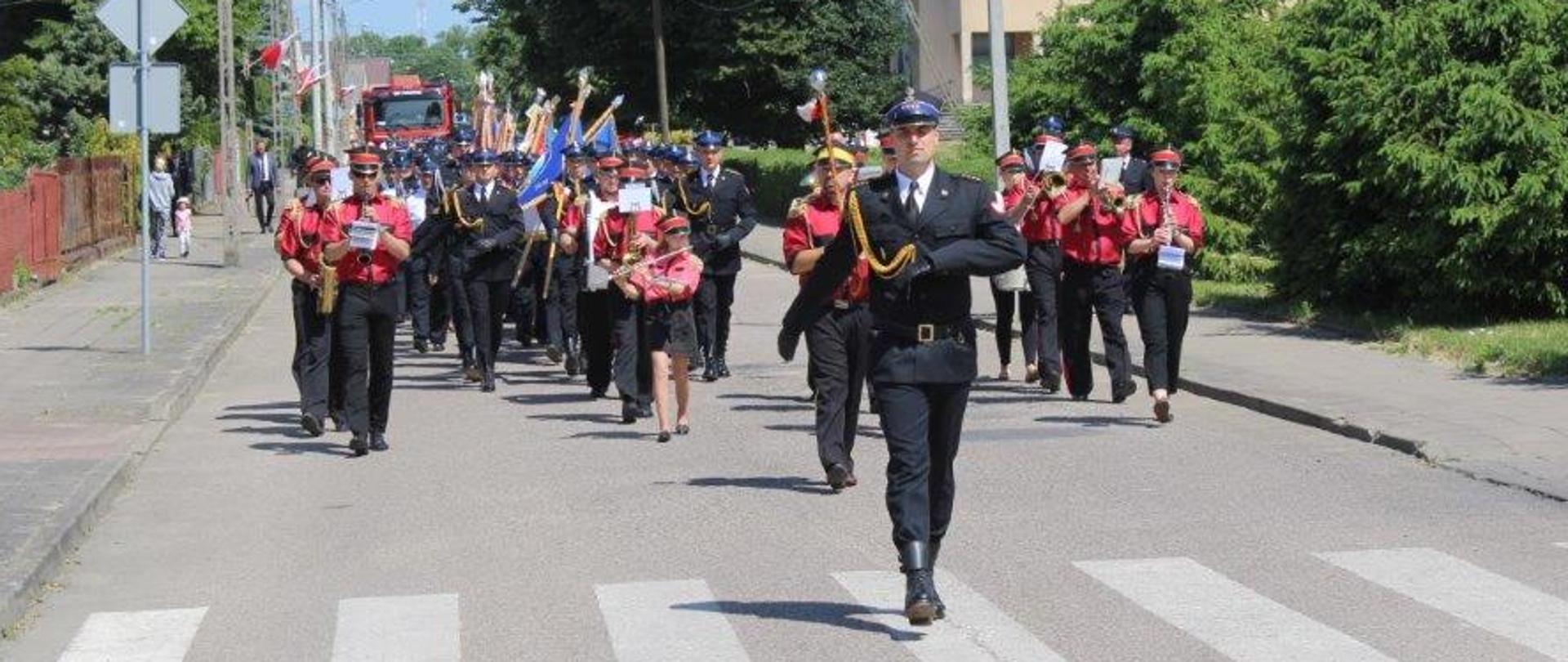 Przemarsz uczestników uroczystości.