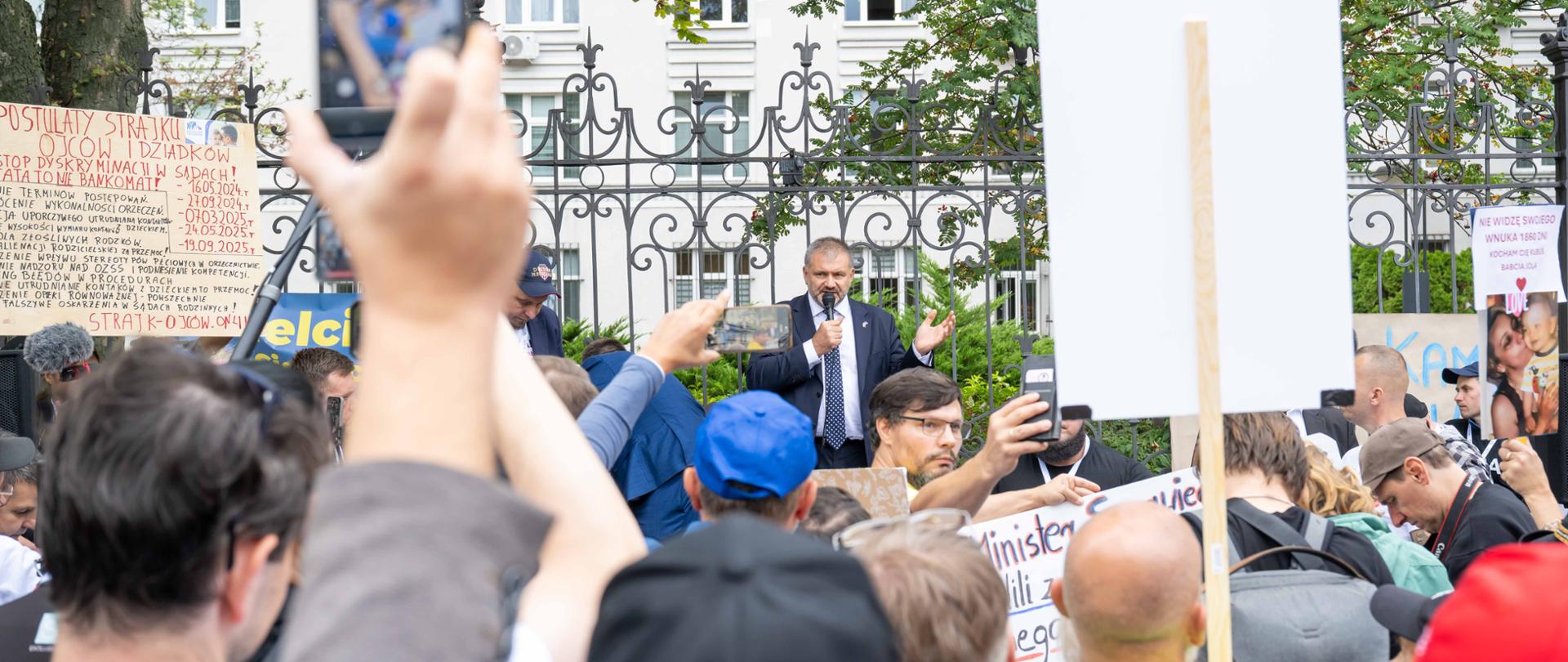Problem alienacji rodzicielskiej - Minister Sprawiedliwości spotkał się z protestującymi ojcami 