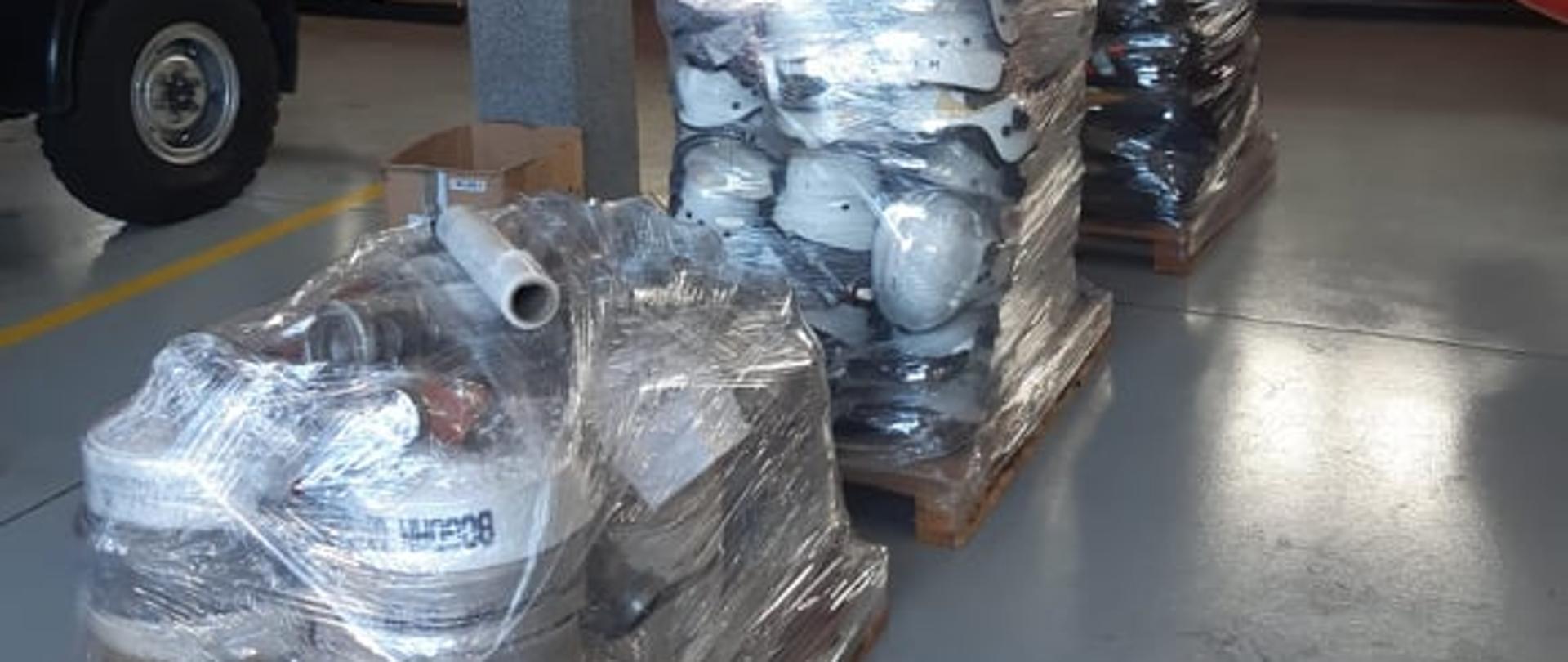 Sprzęt pożarniczy, armatura wodna i sprzęt medyczny przekazany przez obornickich strażaków dla strażaków z Ukrainy.