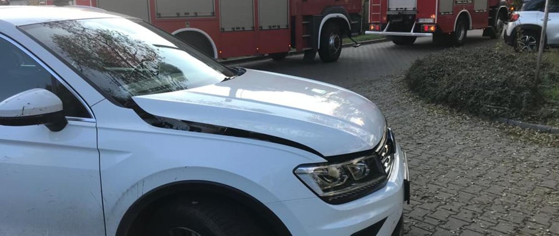 Zdjęcie przedstawia uszkodzony samochód marki VW Tiguan