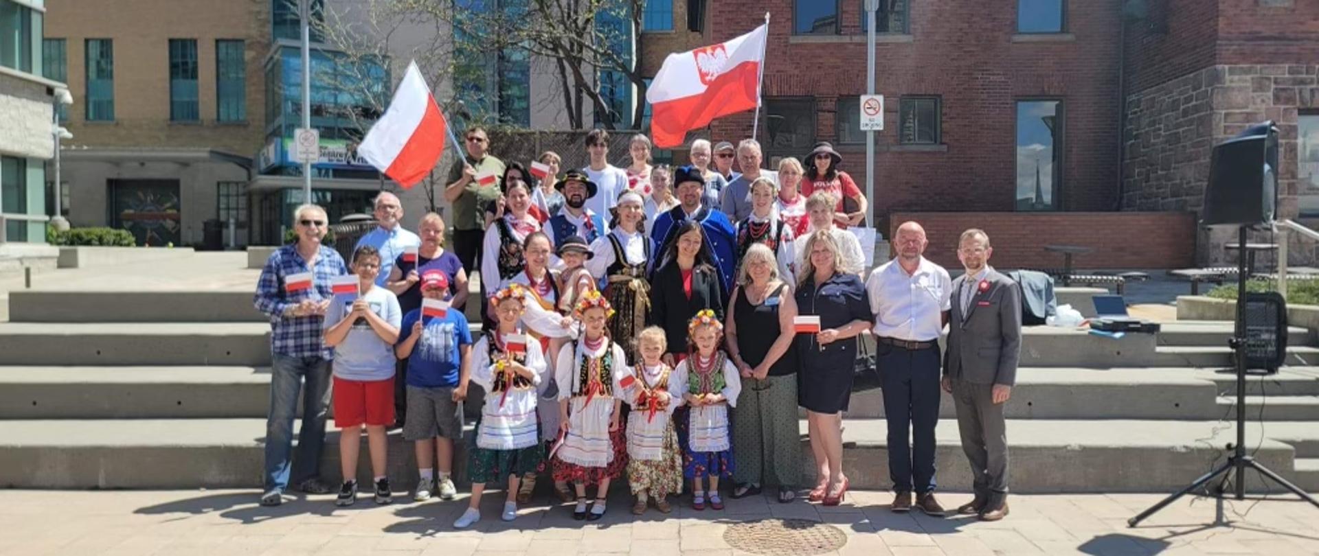 podniesienie polskiej flagi przed ratuszem w Cambridge