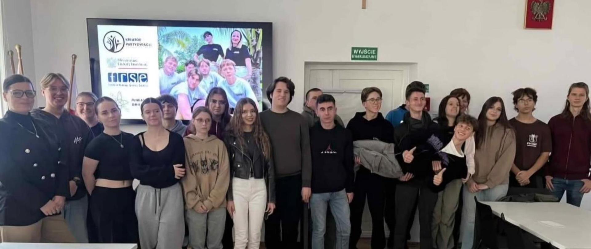 Grupowe zdjęcie wszystkich uczestników projektu "Kreator Partycypacji"