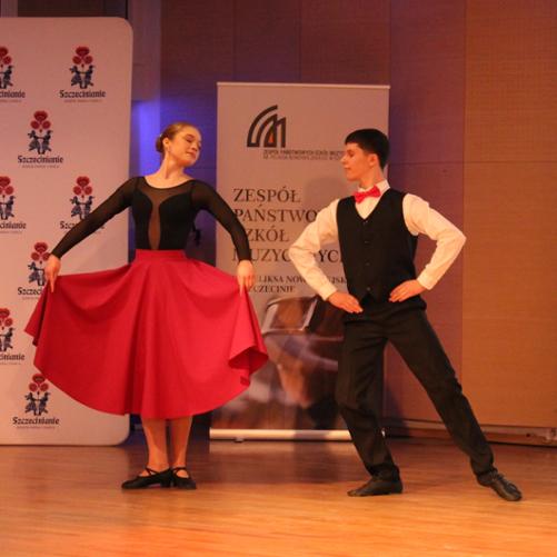 Zdjęcie przedstawia parę tańczącą mazura