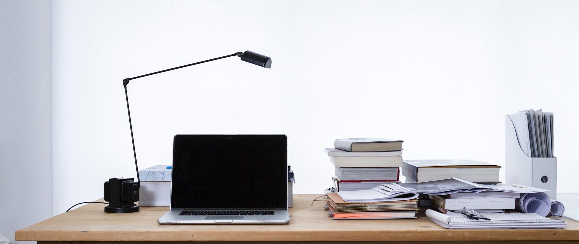 Laptop i pliki dokumentów.